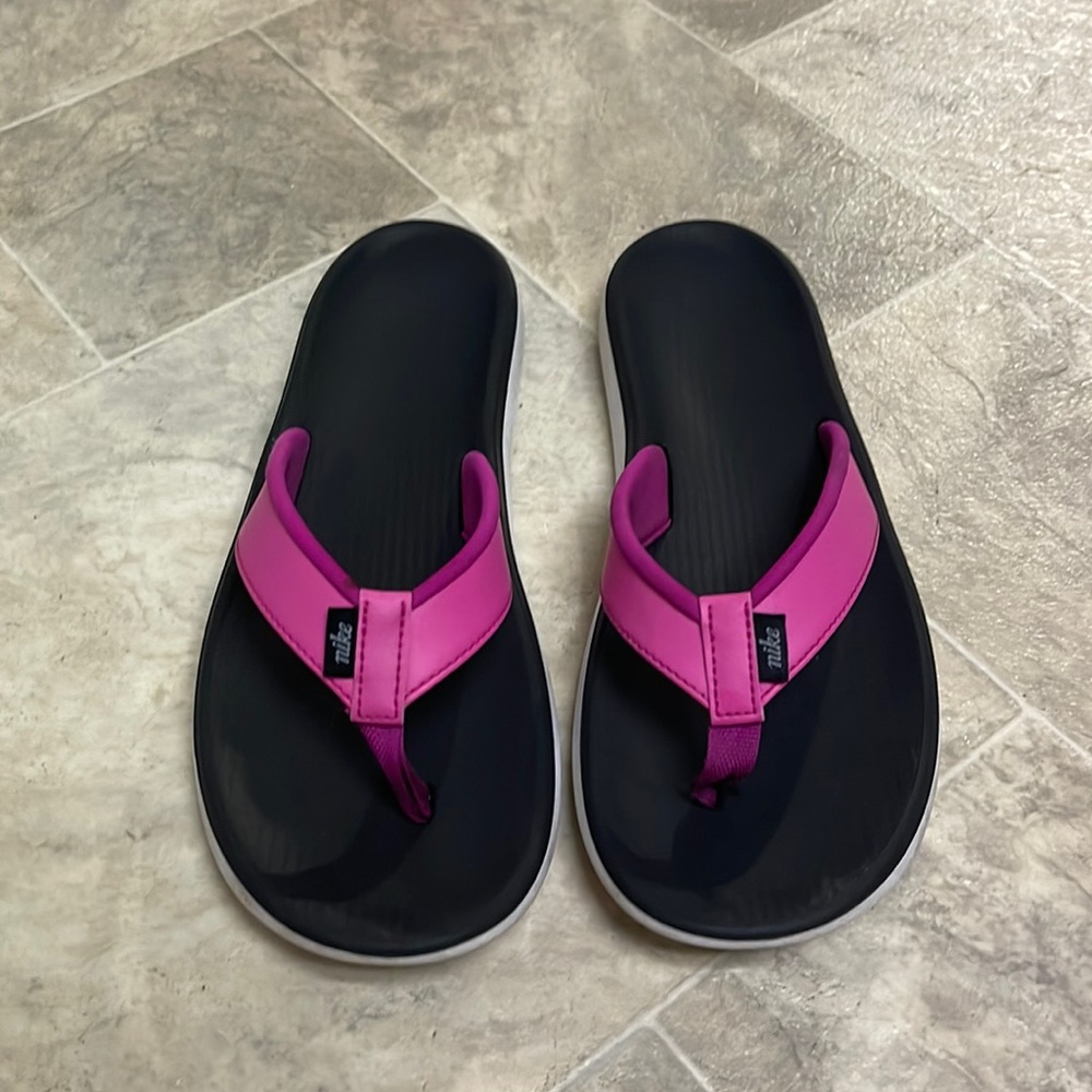 Womens pink and black nike flip flops